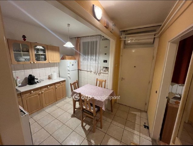 Eladó téglalakás, Szekszárdon 33.5 M Ft, 1+2 szobás