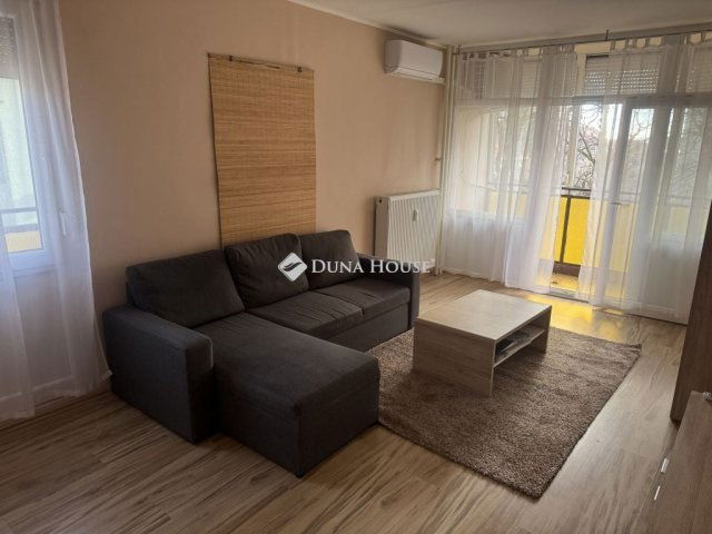 Kiadó panellakás, albérlet, Pécsett 180 E Ft / hó, 2 szobás