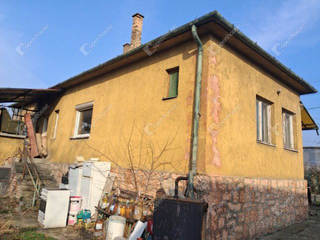 Eladó családi ház, Komáromban 78 M Ft, 3 szobás