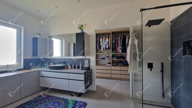 Eladó családi ház, Komáromban 450 M Ft, 7 szobás