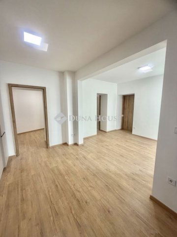 Eladó téglalakás, Pécsett 59.9 M Ft, 3 szobás