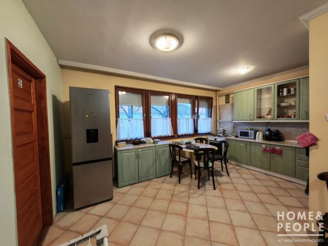 Eladó téglalakás, Szegeden 100.99 M Ft, 5 szobás