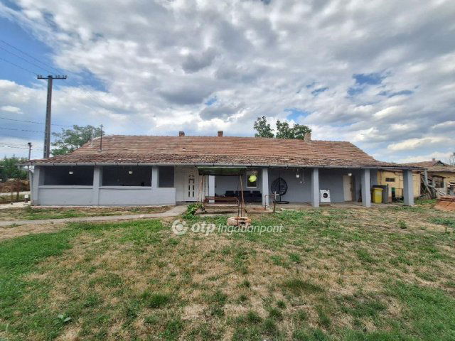 Eladó családi ház, Szeghalmon 16 M Ft, 2 szobás