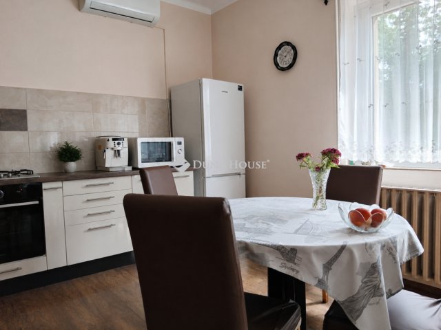 Eladó családi ház, Pécsett 120 M Ft, 6 szobás