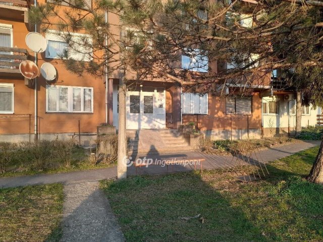 Eladó panellakás, Záhonyon 27.5 M Ft, 2 szobás