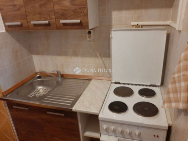 Eladó panellakás, Kecskeméten 39.5 M Ft, 1 szobás