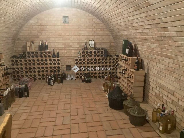 Eladó családi ház, Vácon 275 M Ft, 8 szobás