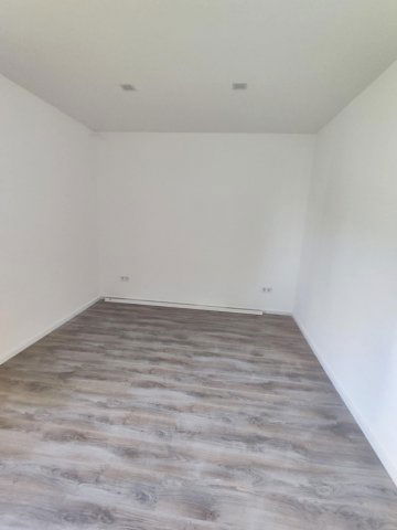 Eladó téglalakás, Komlón 25.99 M Ft, 2+2 szobás