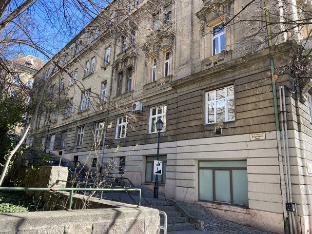 Eladó téglalakás, Budapesten, I. kerületben, Attila úton