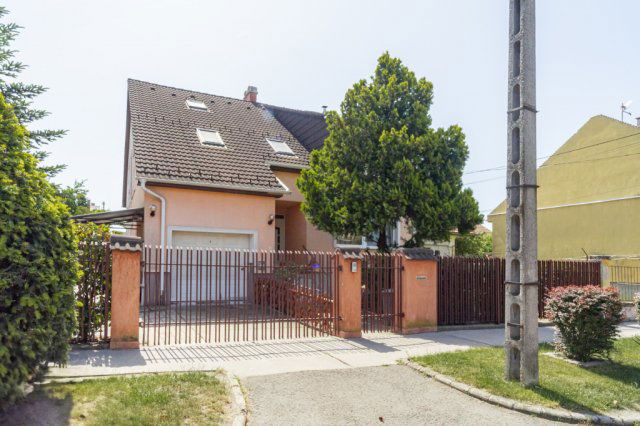 Eladó családi ház, Budapesten, XV. kerületben 196 M Ft, 4 szobás