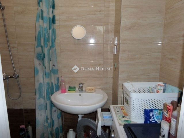 Eladó téglalakás, Pécsett 37.8 M Ft, 2 szobás