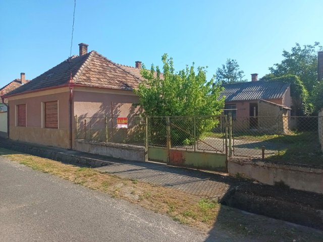 Eladó családi ház, Zalaszentgróton 23 M Ft, 3 szobás