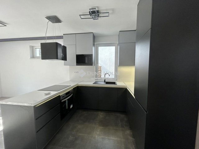 Eladó családi ház, Vecsésen 119.9 M Ft, 5 szobás