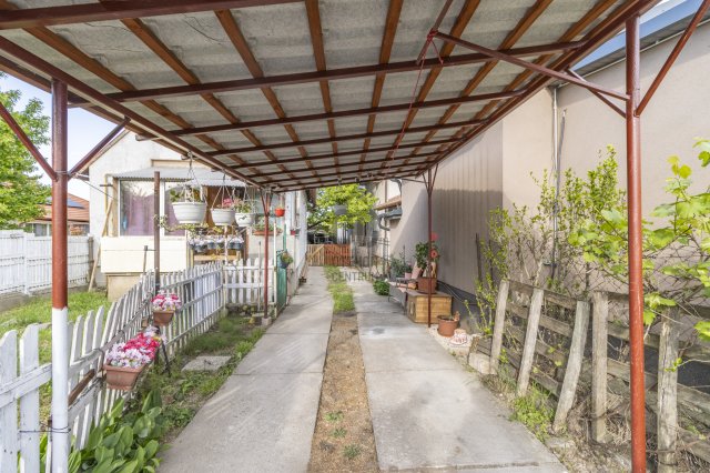 Eladó családi ház, Székesfehérvárott 35 M Ft, 1 szobás