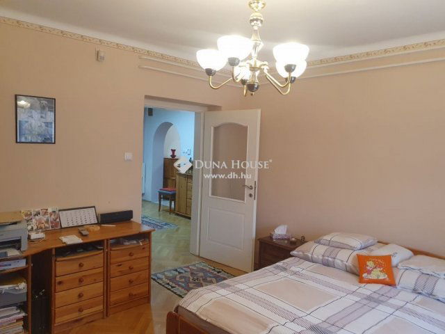 Eladó családi ház, Pécsett 165 M Ft, 8 szobás