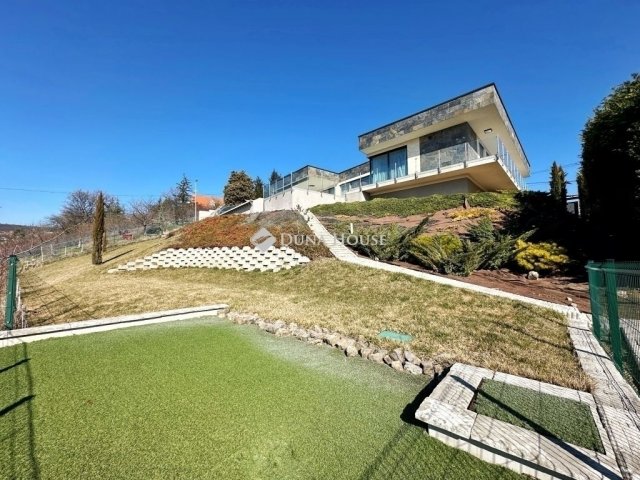 Eladó családi ház, Pécsett 425 M Ft, 4 szobás