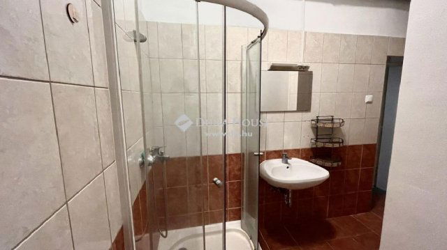 Eladó téglalakás, Szombathelyen 69 M Ft, 4 szobás