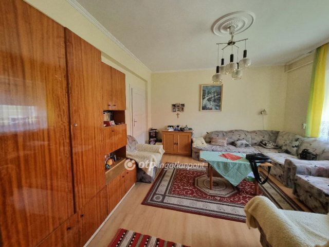 Eladó téglalakás, Pápán 35.99 M Ft, 1+1 szobás