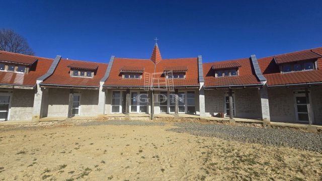 Eladó téglalakás, Úrkúton 149 M Ft, 14 szobás