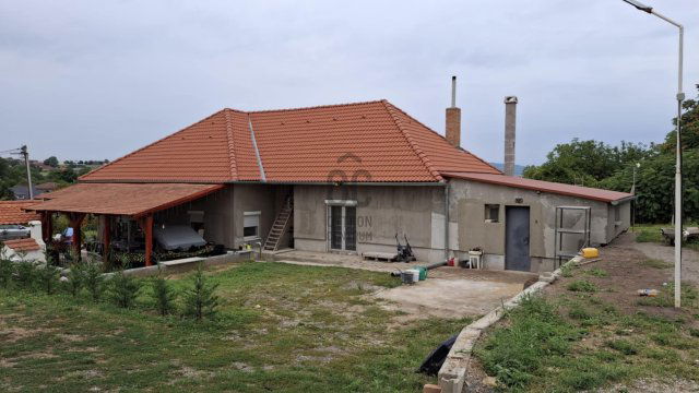 Eladó családi ház, Pécsett 120 M Ft, 4 szobás