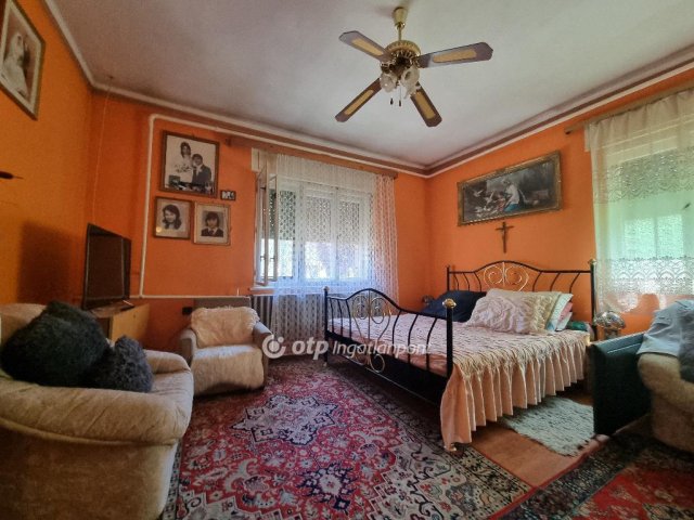 Eladó családi ház, Pápán 44.9 M Ft, 2+2 szobás