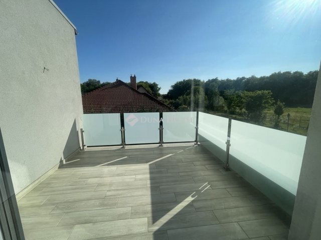 Eladó ikerház, Veresegyházon 229 M Ft, 5 szobás