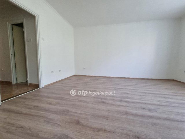 Eladó téglalakás, Pápán 39.999 M Ft, 1+2 szobás