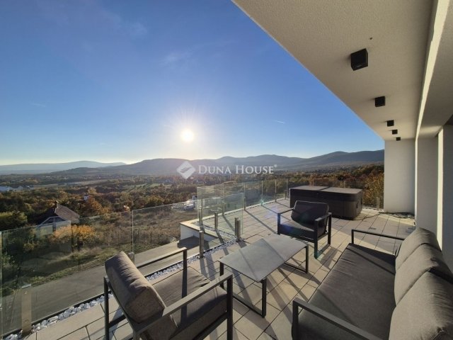 Eladó családi ház, Szentendrén 299.9 M Ft, 5 szobás