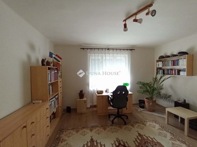 Eladó családi ház, Esztergomban 125 M Ft, 6 szobás