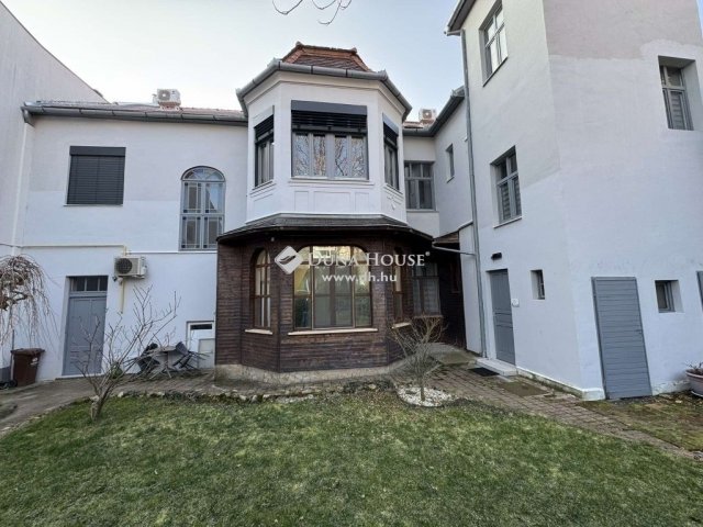 Eladó téglalakás, Pécsett 120 M Ft, 4 szobás