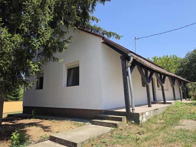 Eladó családi ház, Baracskán 64.5 M Ft, 4 szobás
