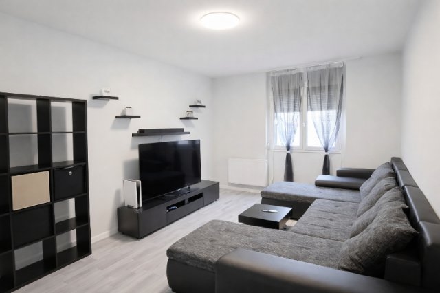 Eladó panellakás, Székesfehérvárott 59.9 M Ft, 4 szobás