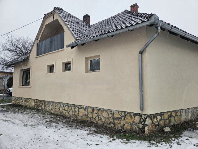 Eladó családi ház, Pápán 86 M Ft, 8 szobás