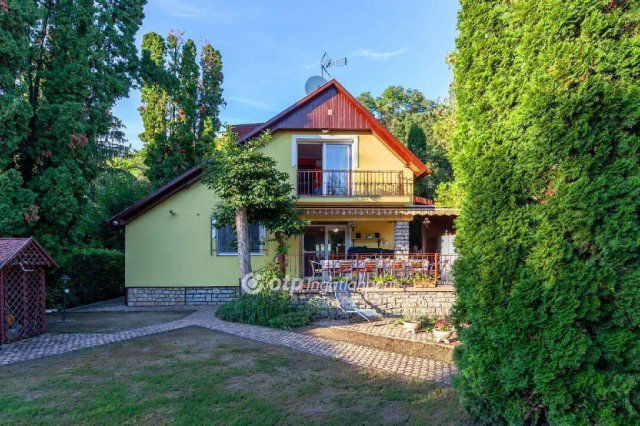 Eladó családi ház, Balatonakarattyán 195 M Ft, 4+1 szobás