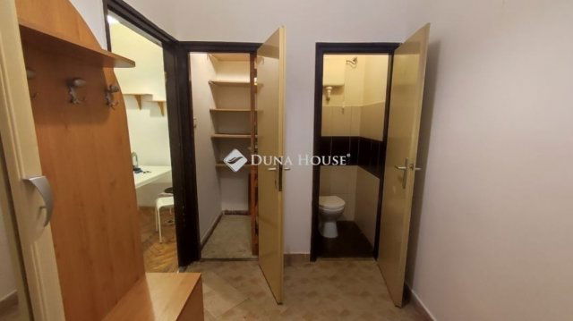 Eladó téglalakás, Budapesten, VI. kerületben 76.9 M Ft, 2 szobás