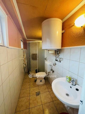 Eladó családi ház, Mezőkövesden 11 M Ft, 1 szobás