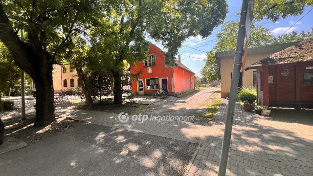 Eladó üzlethelyiség, Mezőkeresztesen 26 M Ft