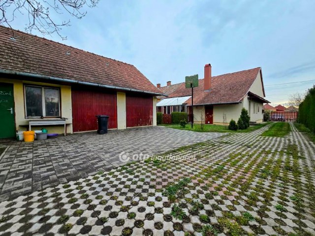 Eladó ikerház, Pápán 58.9 M Ft, 2+1 szobás