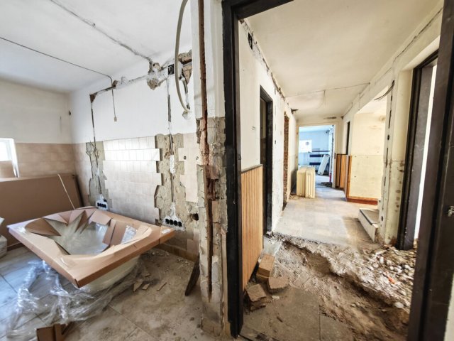 Eladó családi ház, Székesfehérvárott 83.99 M Ft, 8 szobás