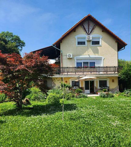 Eladó családi ház, Pécsett 249.9 M Ft, 6 szobás