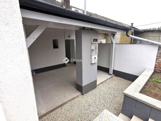 Eladó téglalakás, Esztergomban 23.9 M Ft, 1 szobás