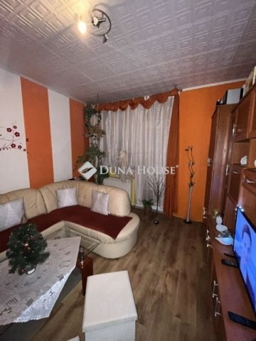 Eladó téglalakás, Hajmáskéren 29 M Ft, 3 szobás