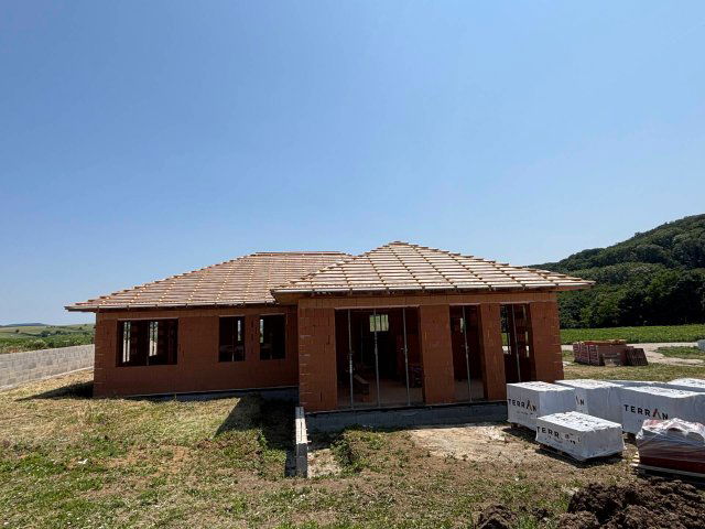 Eladó ikerház, Tarjánon 85.99 M Ft, 4 szobás