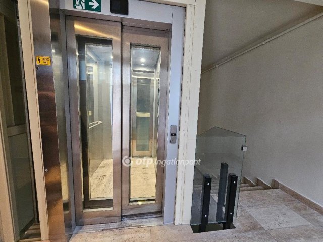 Eladó téglalakás, Budapesten, VI. kerületben 450 M Ft, 2 szobás