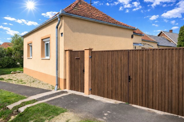 Eladó családi ház, Nyirádon 63 M Ft, 3 szobás