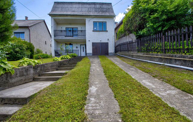 Eladó családi ház, Lábatlanon 44.9 M Ft, 4 szobás