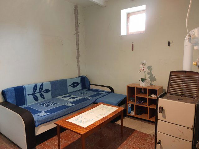 Eladó családi ház, Fegyverneken 6 M Ft, 1 szobás