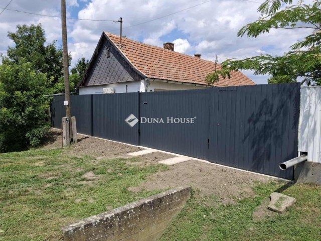 Eladó családi ház, Zsákán 14.8 M Ft, 2 szobás