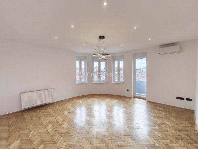 Eladó téglalakás, Pécsett 94 M Ft, 4 szobás