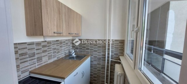 Kiadó panellakás, albérlet, Tatán 140 E Ft / hó, 1 szobás